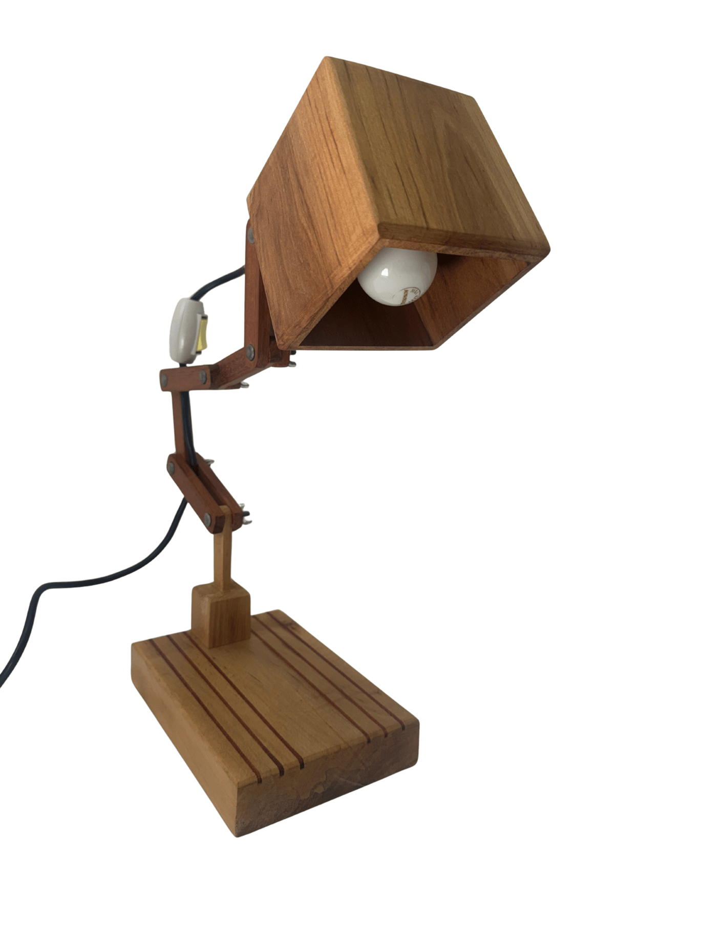 022 - Aparecido - Abajur de Madeira em baixa.png